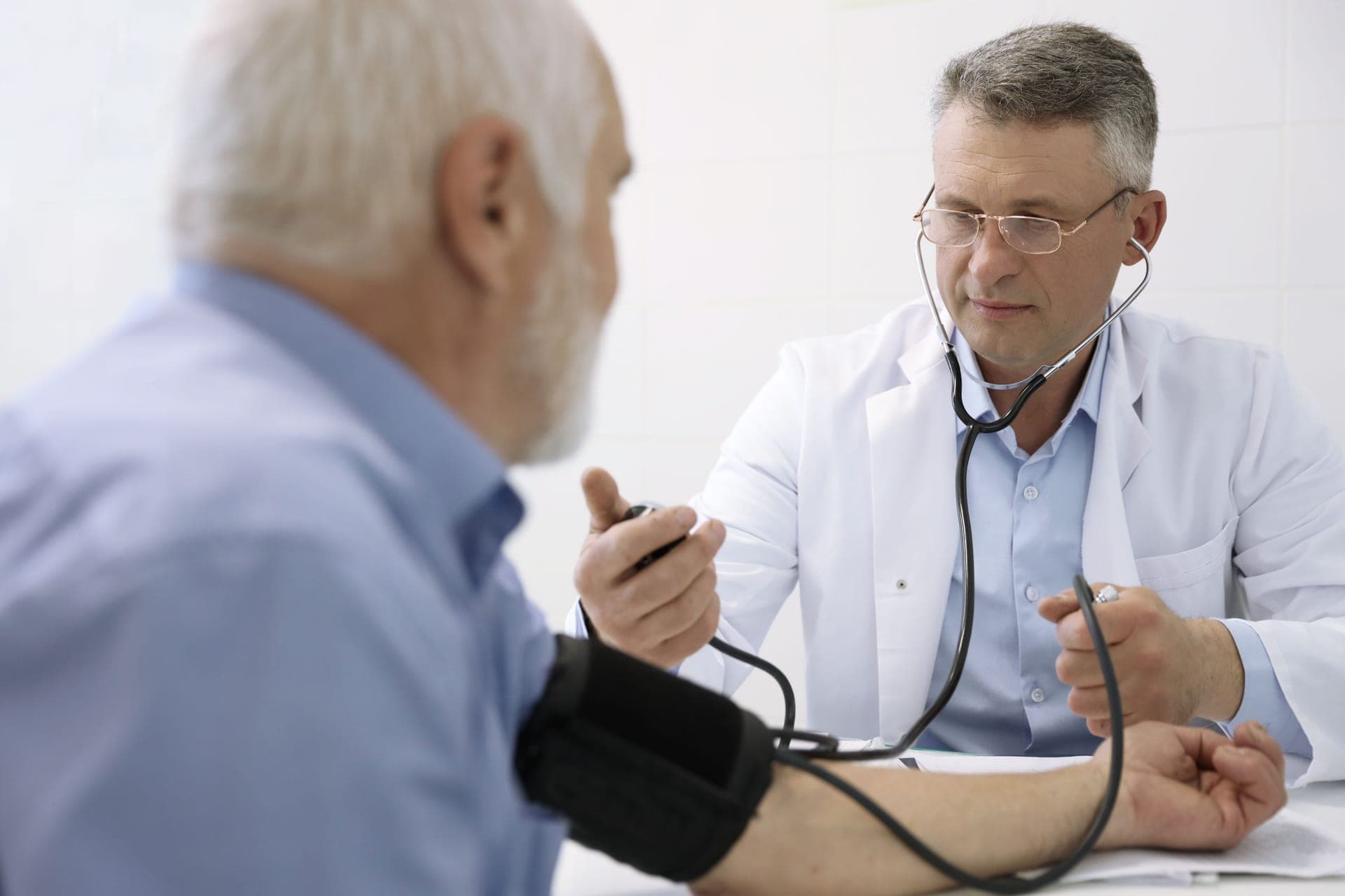 Médecin mesurant la tension artérielle d'une patiente