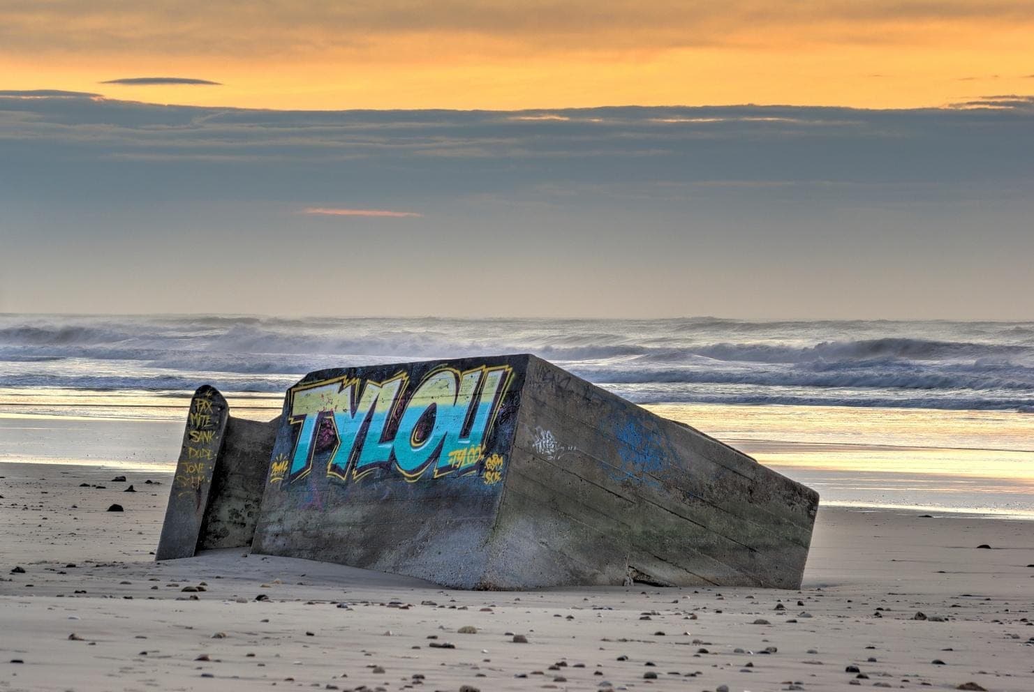 Blockhaus ensablé sur une plage du Nord Médoc au coucher du soleil