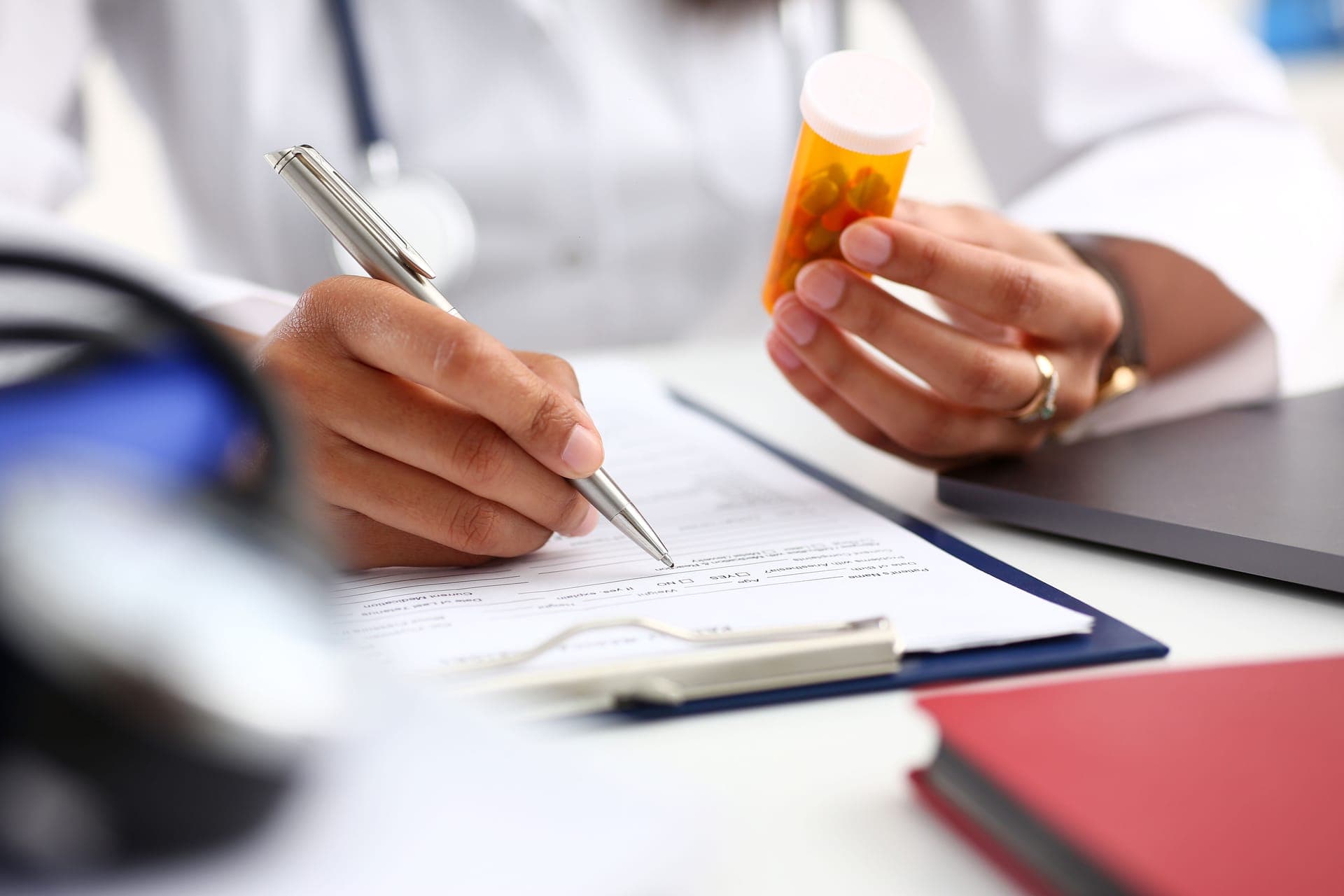 Médecin généraliste rédigeant une ordonnance