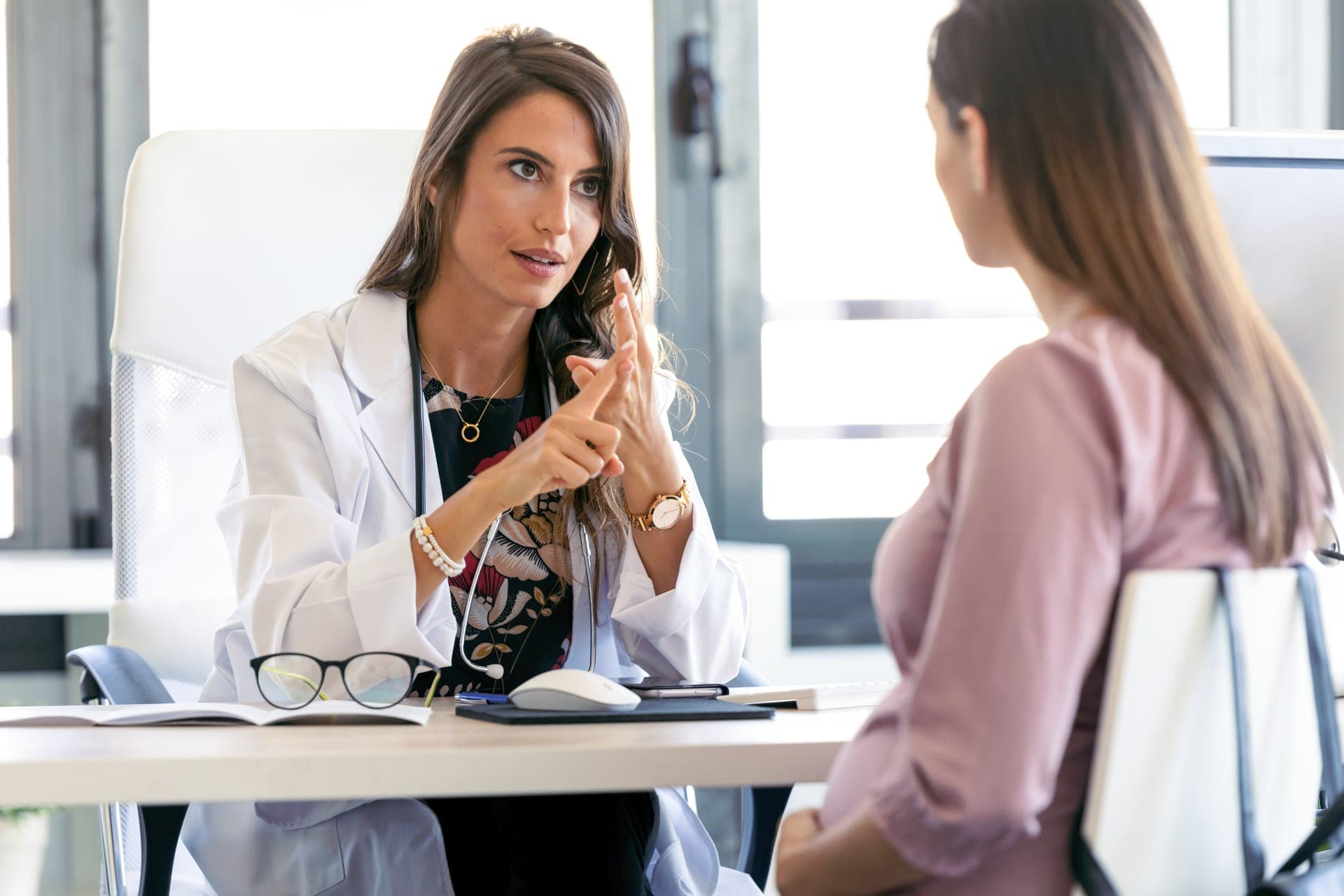 Médecin et patient en consultation